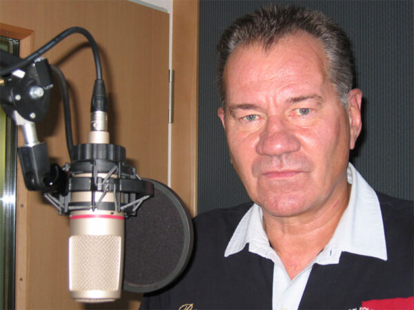 Manfred Lehmann in einer Sprecherkabine
