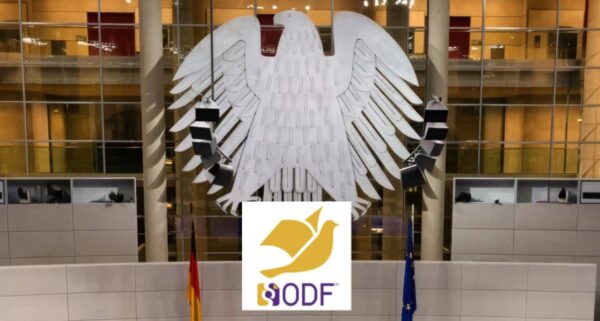 Deko: Bundesadler im Bundestag, darunter ODF-Logo