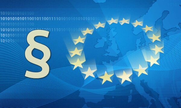 Deko: Kreis Europäische Sterne, stilisierte Karte und binäre Zahlen, blau, links daneben Paragraphenzeichen