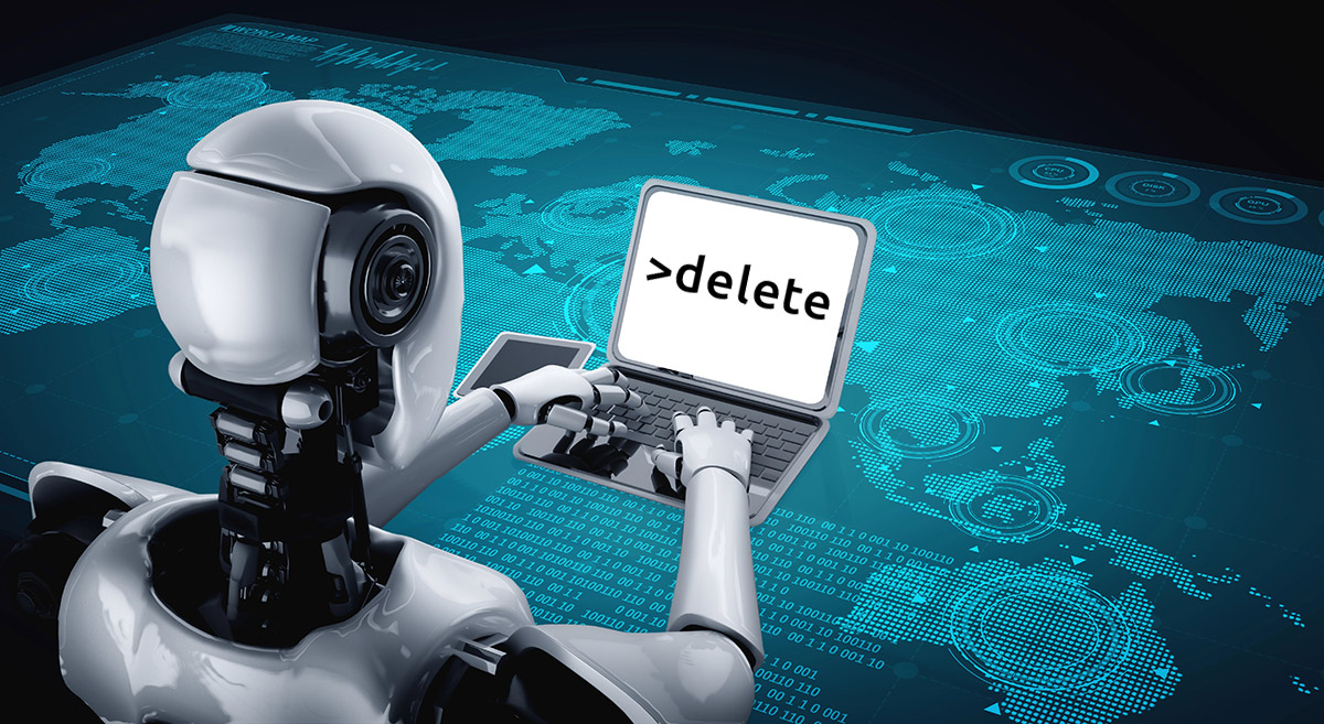 Roboter am Laptop arbeitend, auf Bildschirm steht ">delete"